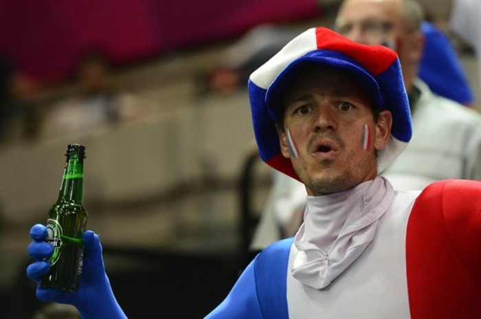 Một người Pháp nâng chai bia ăn mừng sau khi ĐT bóng ném Pháp đánh bại Argentina.
